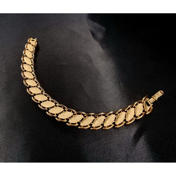Rare Find Vintage 1960s Trifari Leaf Bracelet Gold Tone Brushed Links - Picture 1 of 4